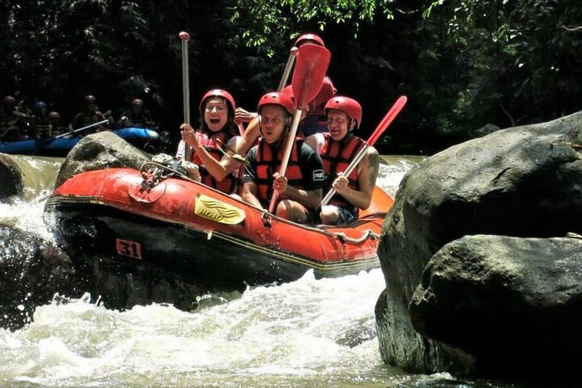un gruppo di persone su una zattera su un fiume