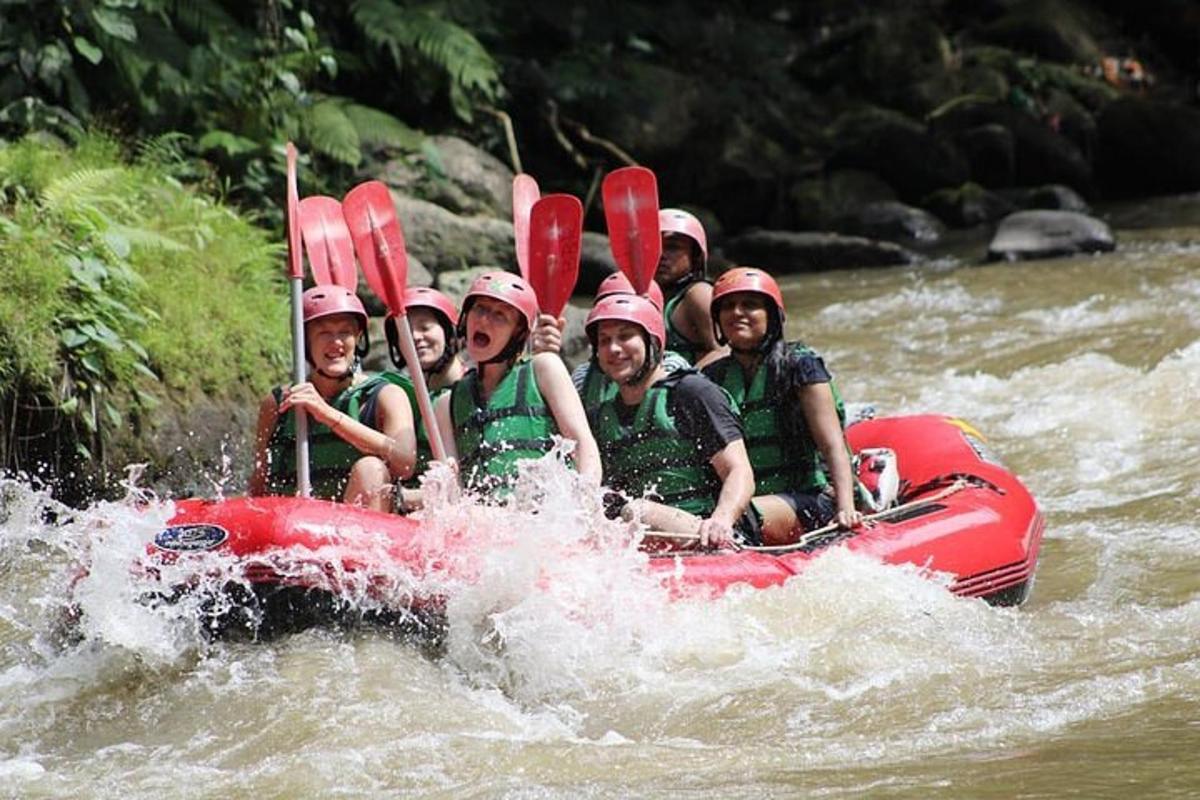 un gruppo di persone su una zattera su un fiume