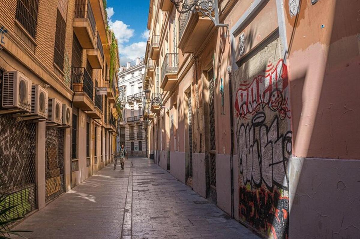 un vicolo con graffiti sui lati degli edifici