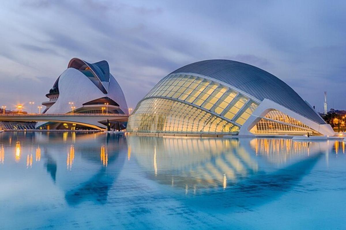 una vista di un edificio con il suo riflesso nell'acqua