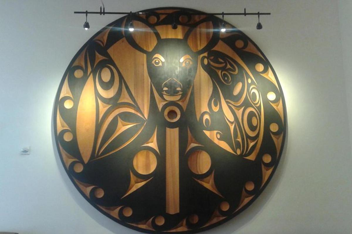 un grande orologio con una mucca su un muro