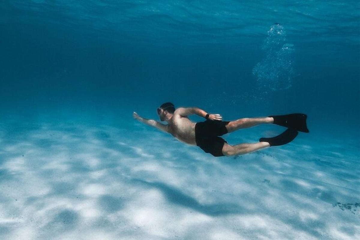 un bărbat înotând în apa oceanului