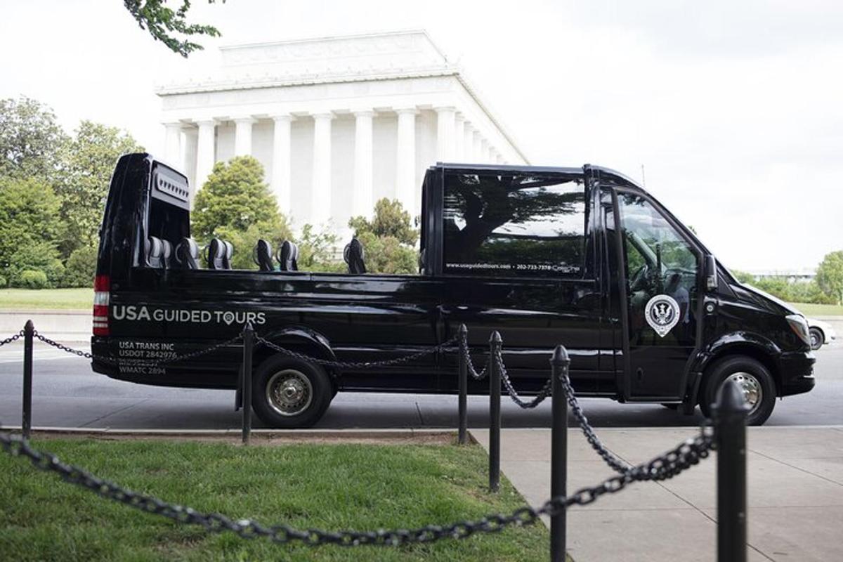 sebuah mobil van hitam terparkir di depan Gedung Putih