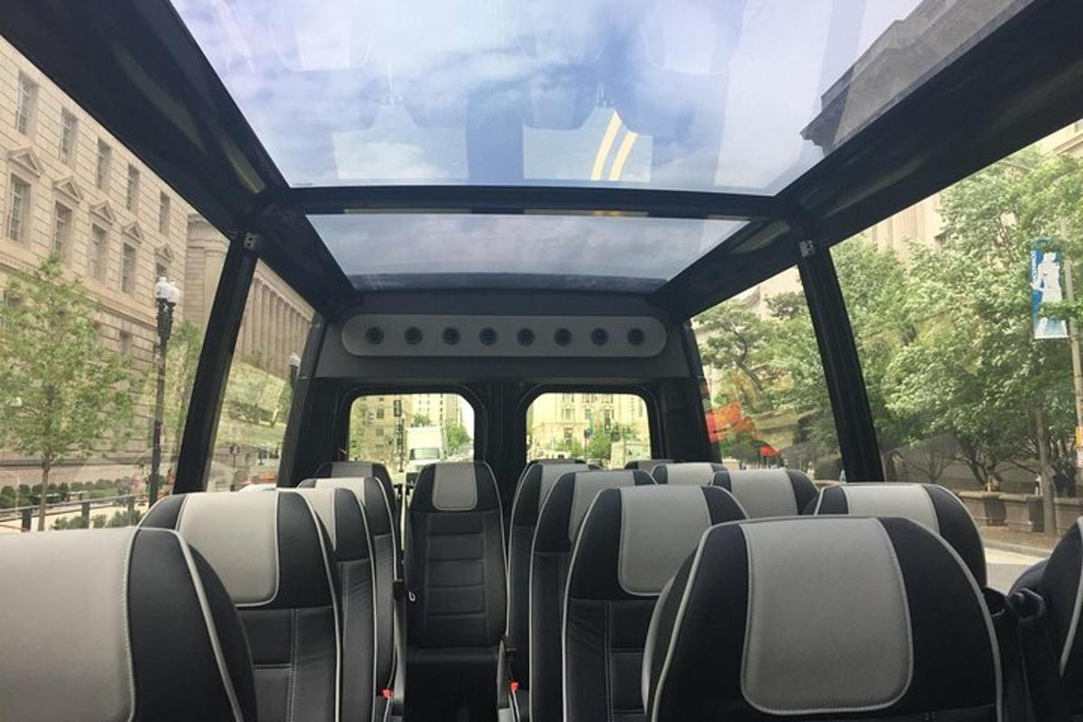 autobus s volnými sedadly v městském autobuse