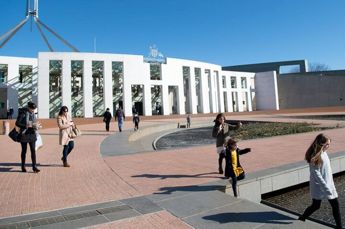 skupina lidí jdoucích před budovou