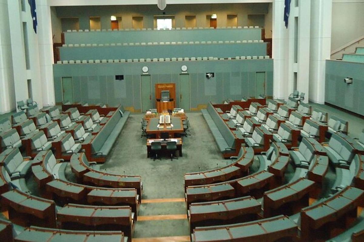 velká místnost s řadami židlí v budově