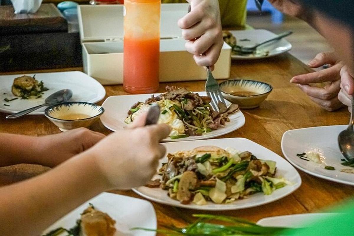 um grupo de pessoas sentadas à mesa comendo comida