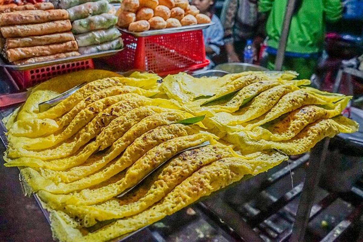 uma pilha de comida em cima de uma mesa