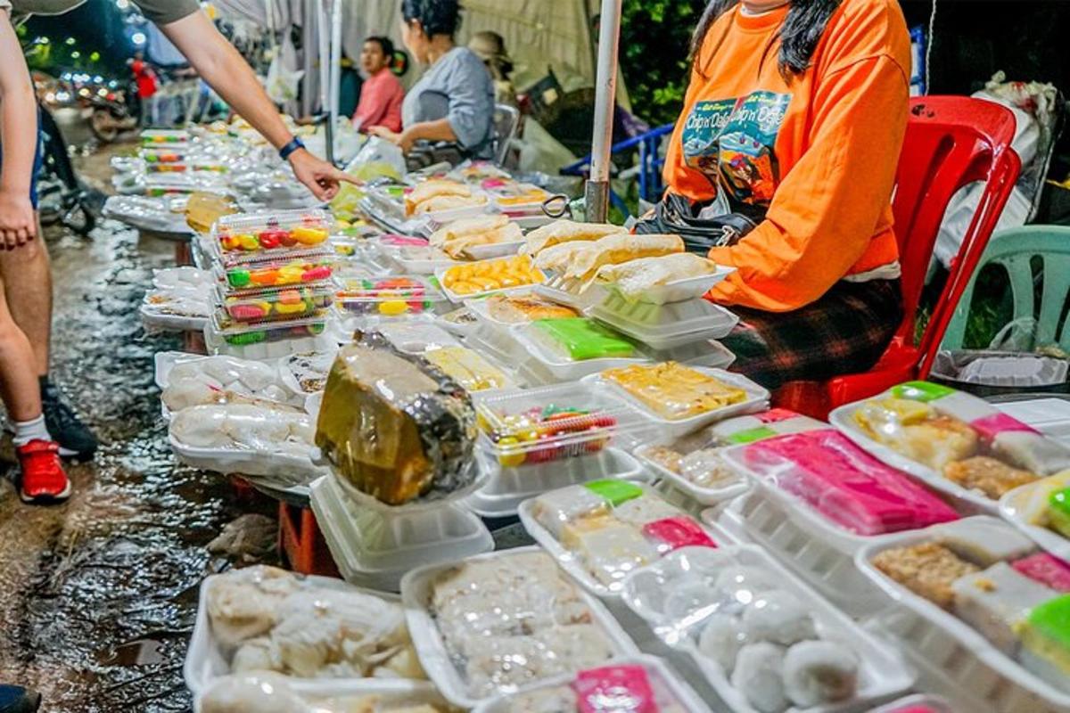 uma longa mesa cheia de sanduíches e outras comidas