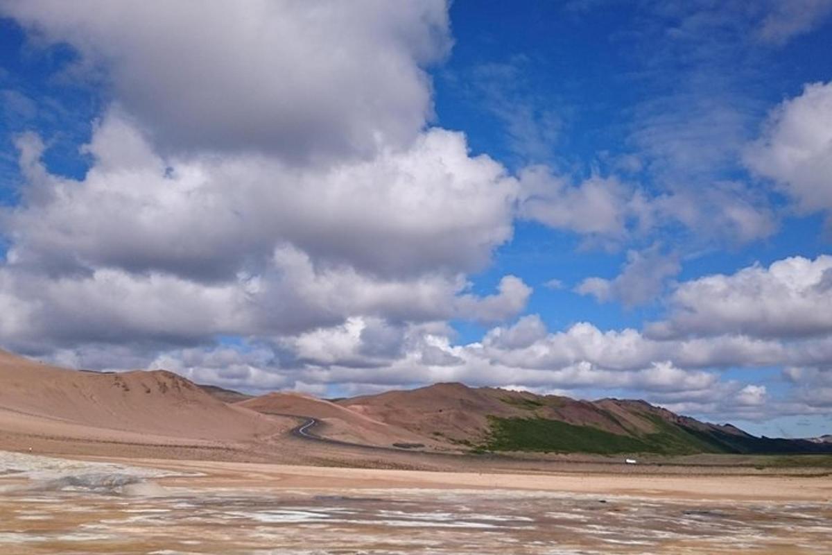 eyðimörk með sandhæðum og skýjuðum himni