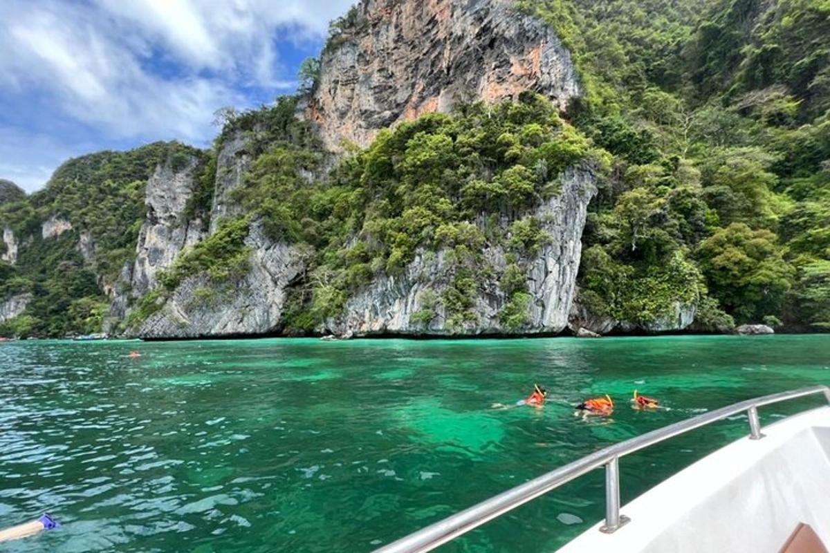 un barco en el agua al lado de una montaña