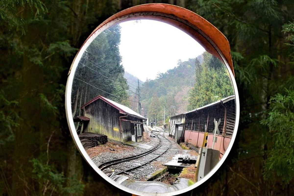 um espelho com o reflexo de uma estação de trem