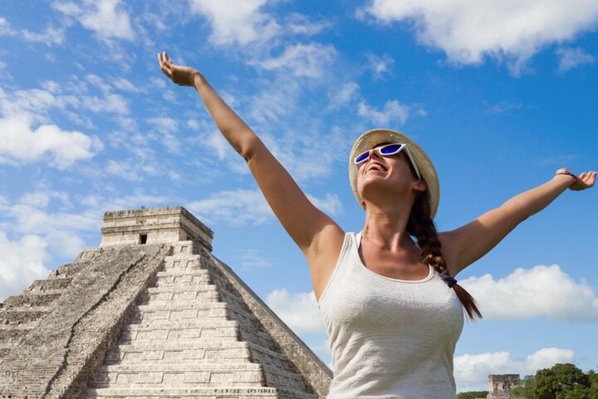 žena stojící před pyramidou