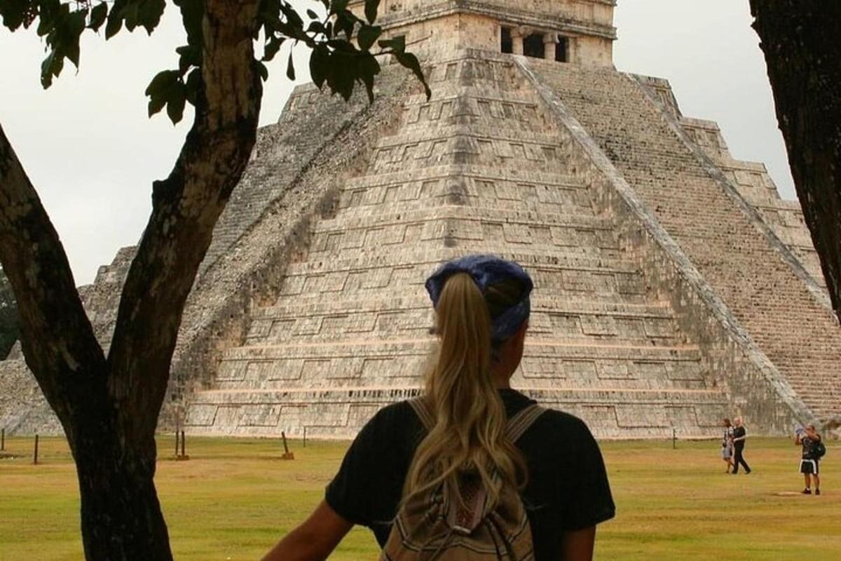 žena stojící před pyramidou