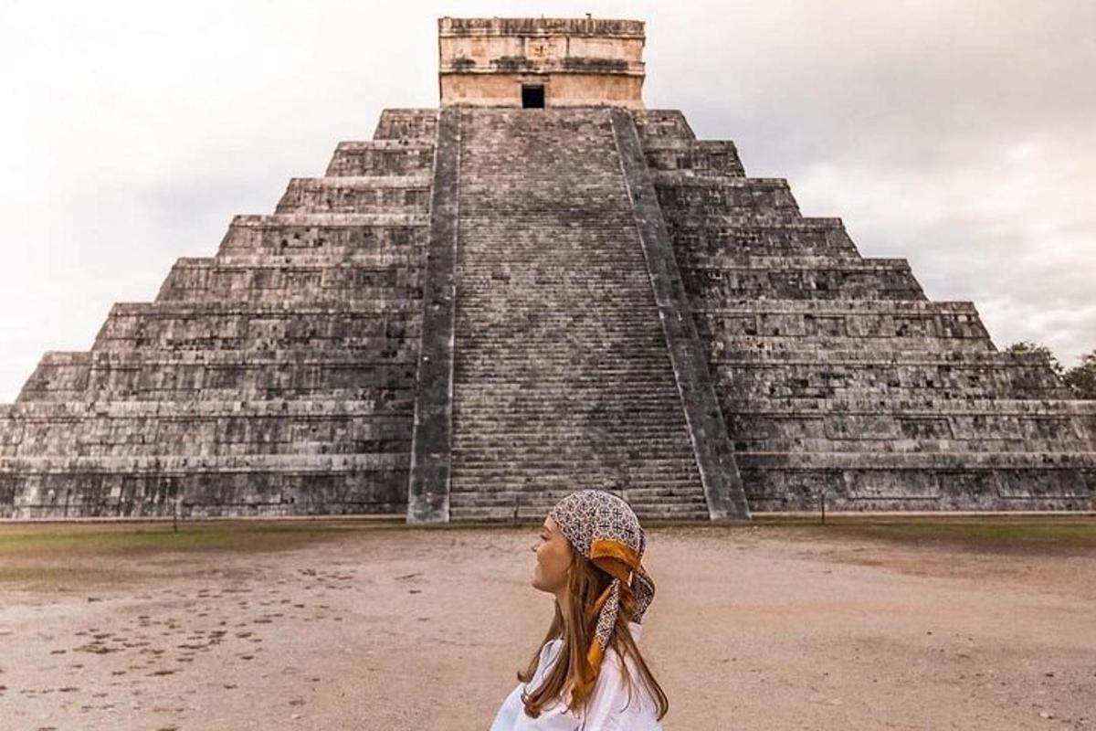 žena stojící před pyramidou