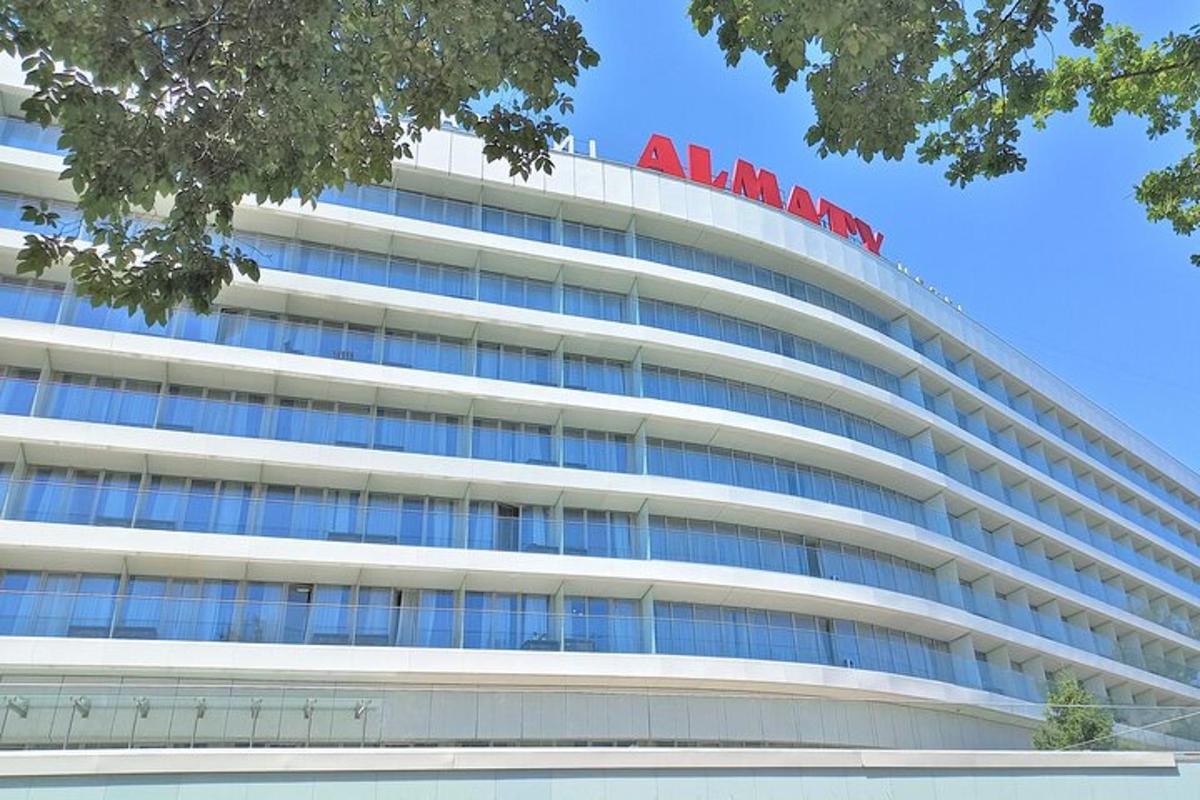 ēka ar Redania zīmi tās augšpusē