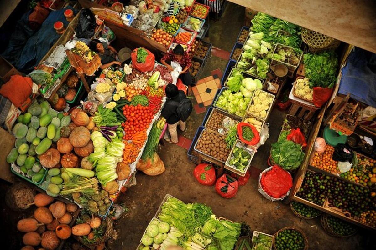 uma vista aérea de um mercado com frutas e vegetais