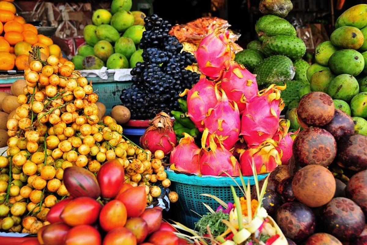 uma exposição de frutas e vegetais em um mercado