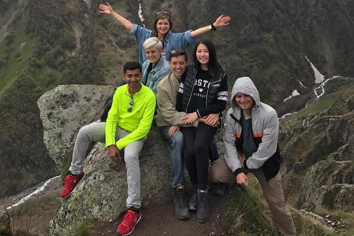 grupp inimesi, kes istuvad mäe tipus