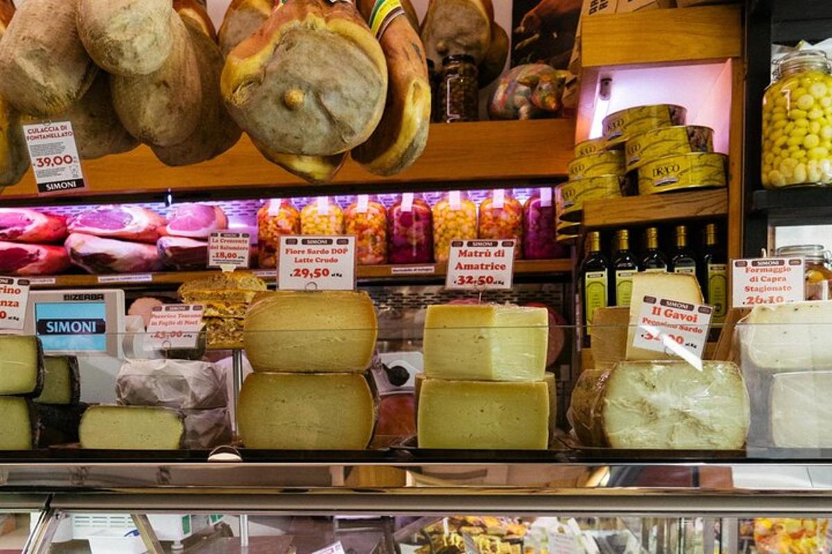ένα παντοπωλείο με τυρί και άλλα τρόφιμα σε βιτρίνα