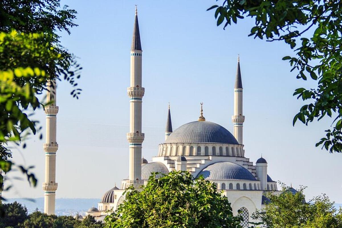 una moschea con cupole blu e minareti
