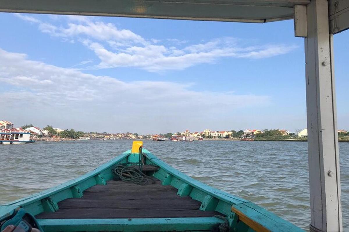 un vaixell blau sobre una massa d'aigua