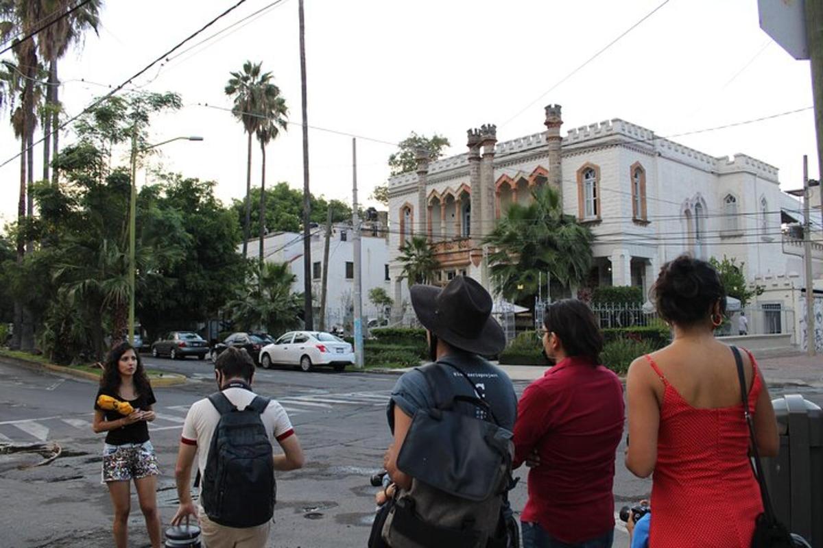 un grup de oameni care stau în fața unei clădiri