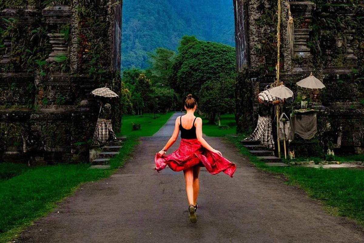 uma mulher de vestido vermelho caminhando por uma estrada