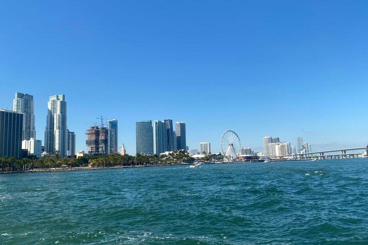 o vedere a orașului Brisbane de pe apă cu orașul