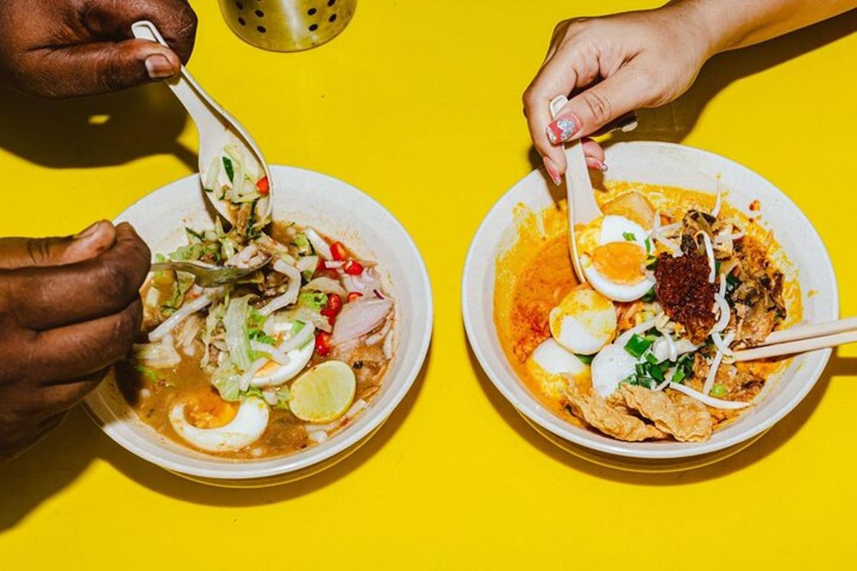 dua pinggan makanan di atas meja kuning