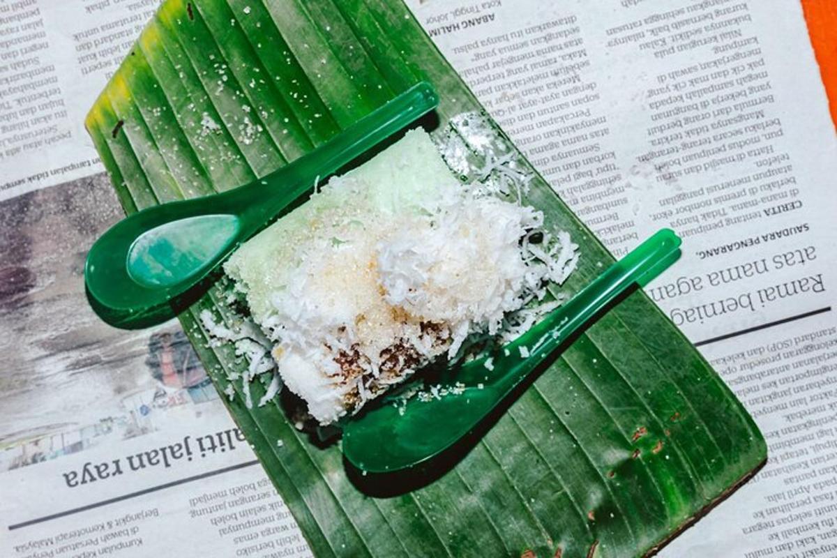 pinggan hijau makanan di atas daun pisang dengan sudu