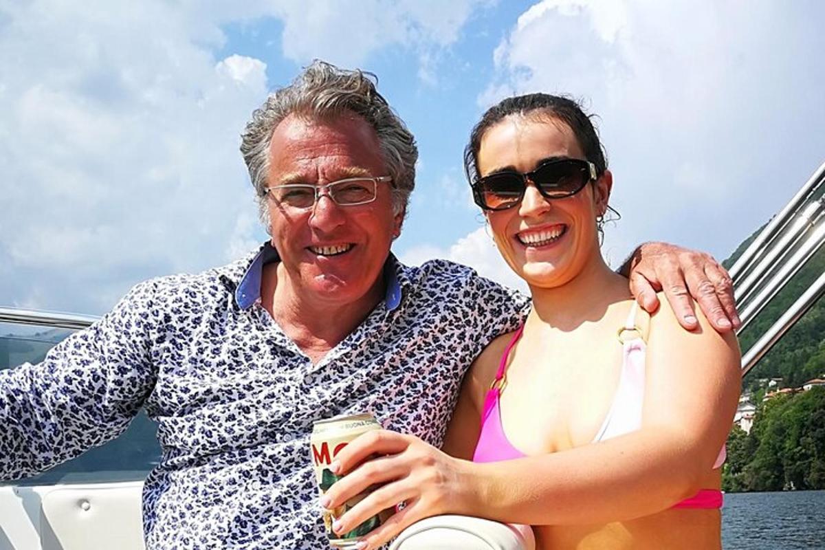 un uomo e una donna seduti su una barca