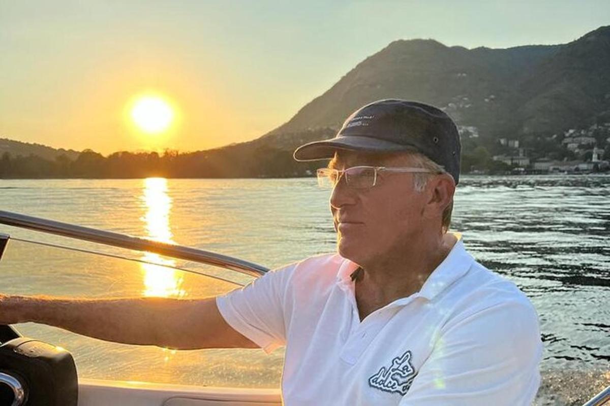 un uomo su una barca sull'acqua al tramonto