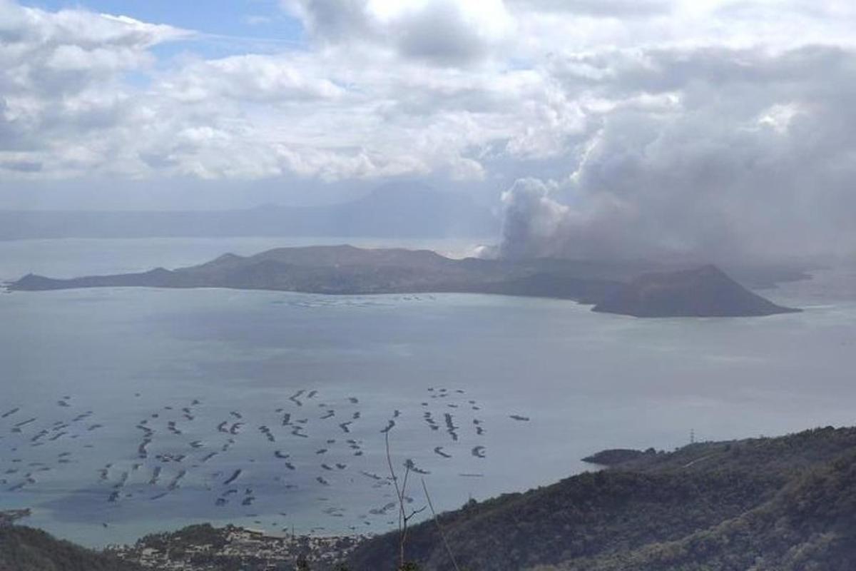 fuglahópur sem fljúga yfir vatn