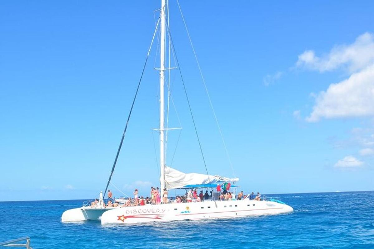 un gruppo di persone su una barca a vela nell'oceano