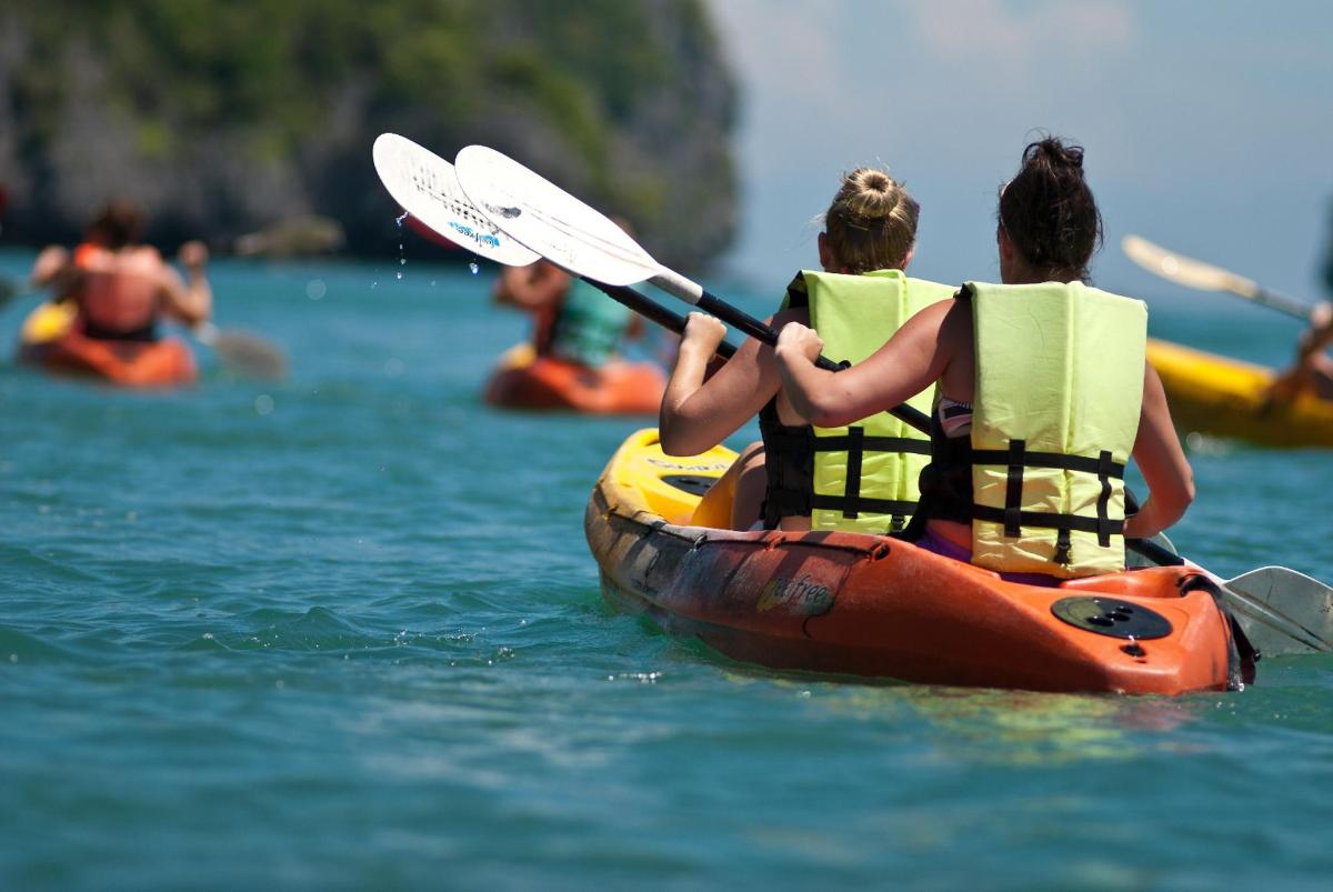 dua orang di dalam kayak di air
