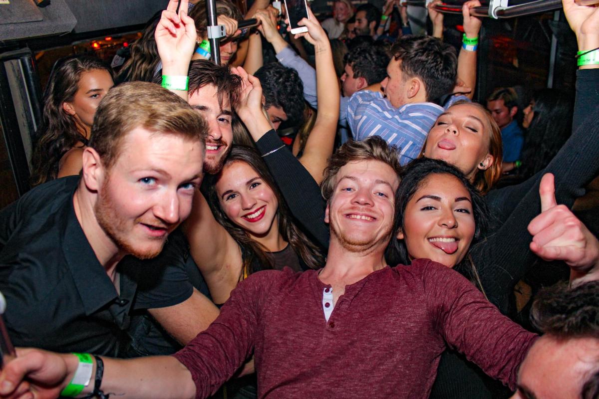 een groep mensen in een menigte op een feest