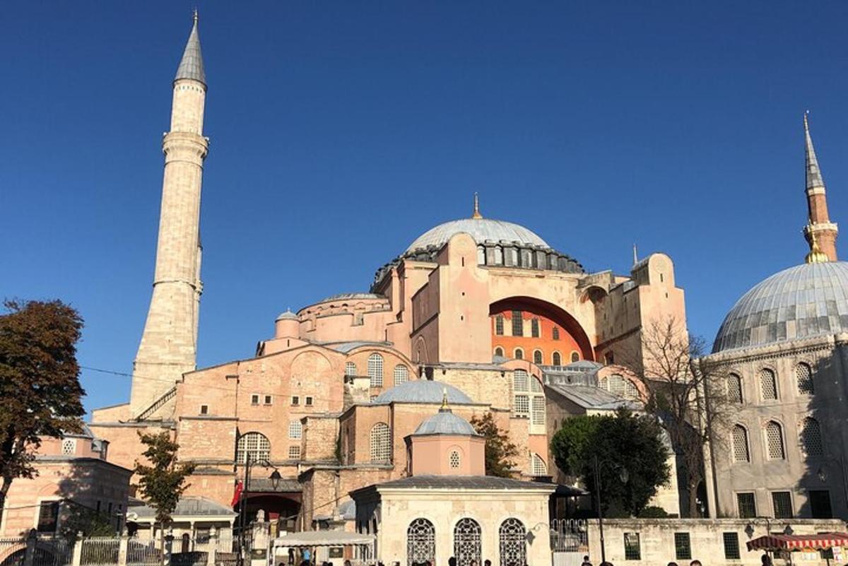 velká budova s mešitou a minaretem