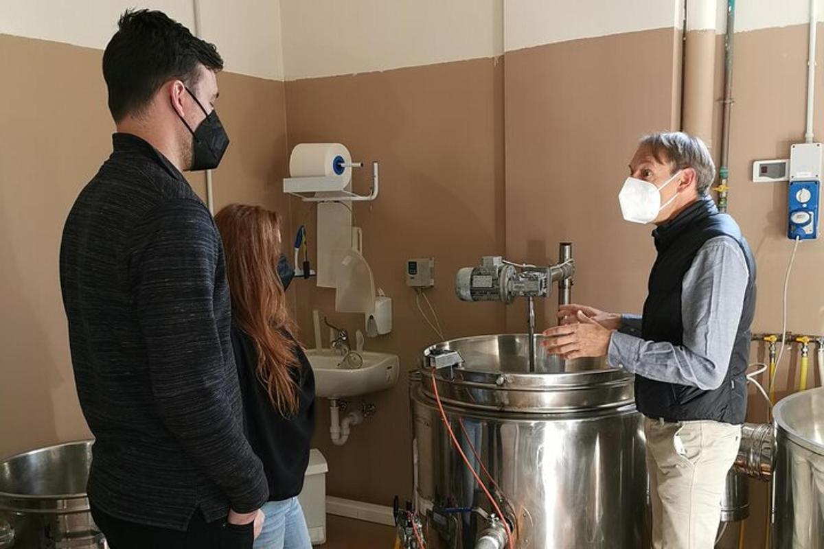 un home i una dona en un laboratori amb una mascareta