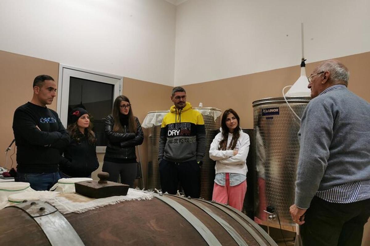 un grup de persones dretes al voltant d'un barril en una habitació