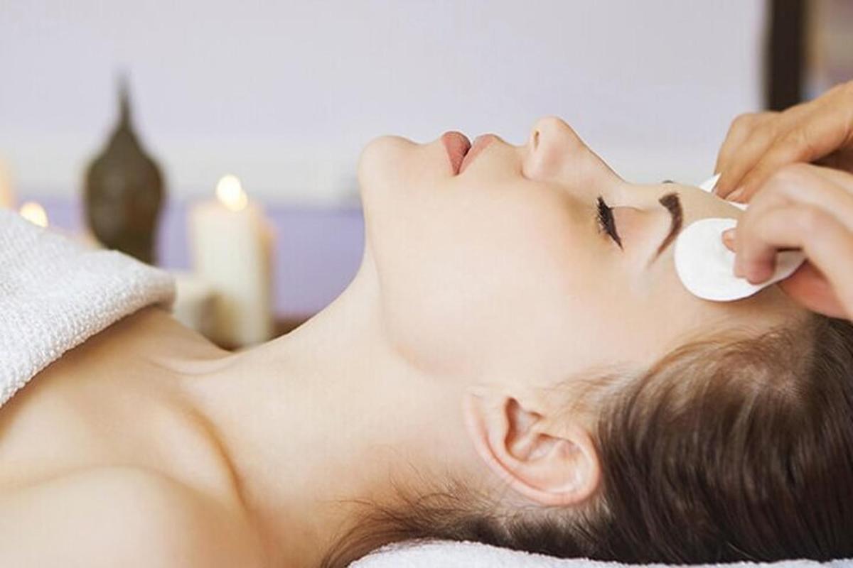 một người phụ nữ đang rửa mặt tại spa