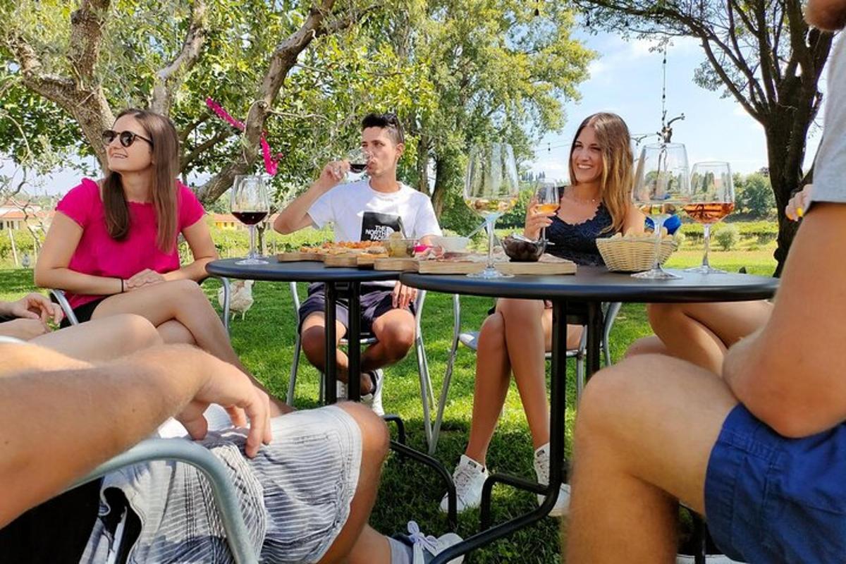 skupina lidí sedících kolem stolu a jedících jídlo
