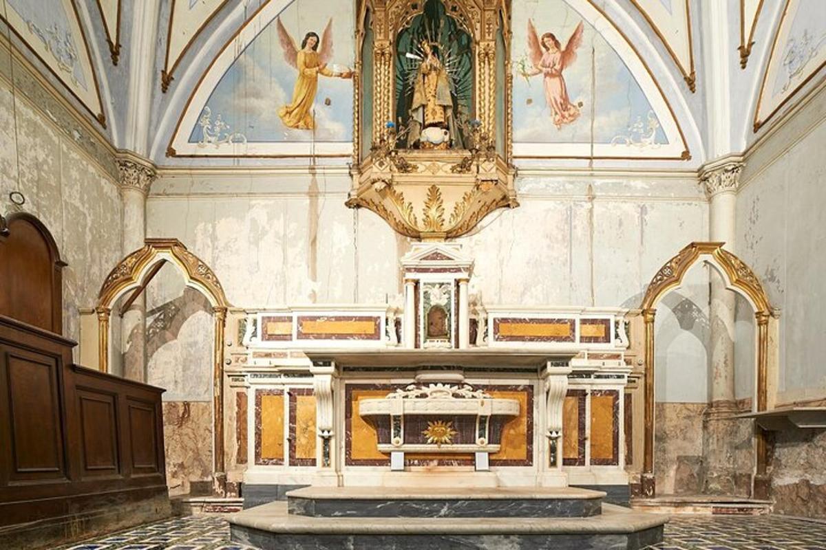 una gran sala amb un altar en un edifici