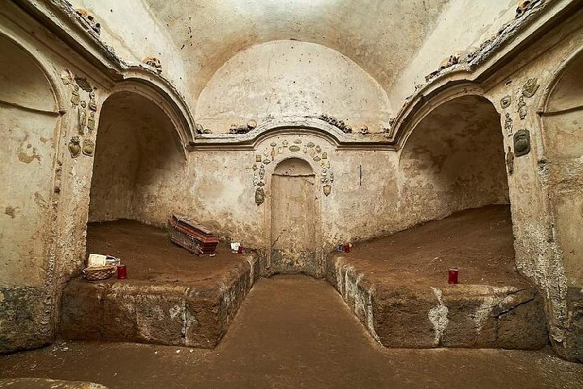 una habitació amb dos llits en un edifici antic