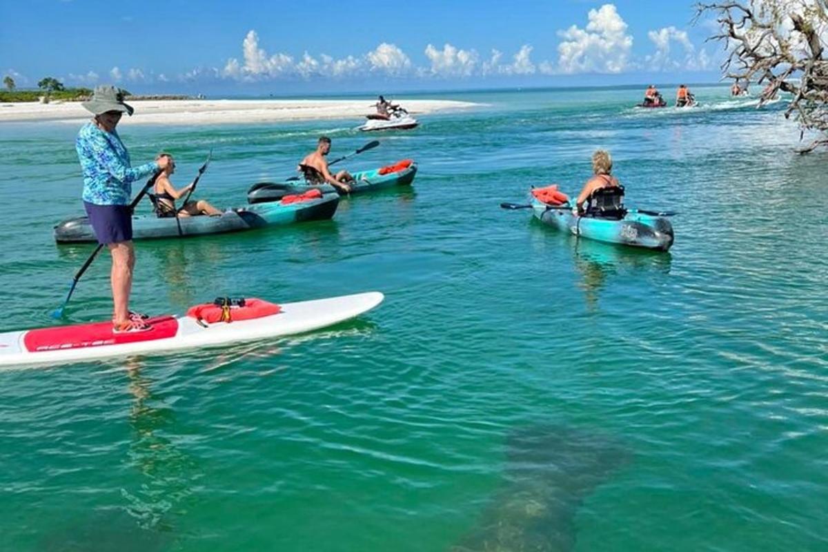 un gruppo di persone sui kayak in acqua