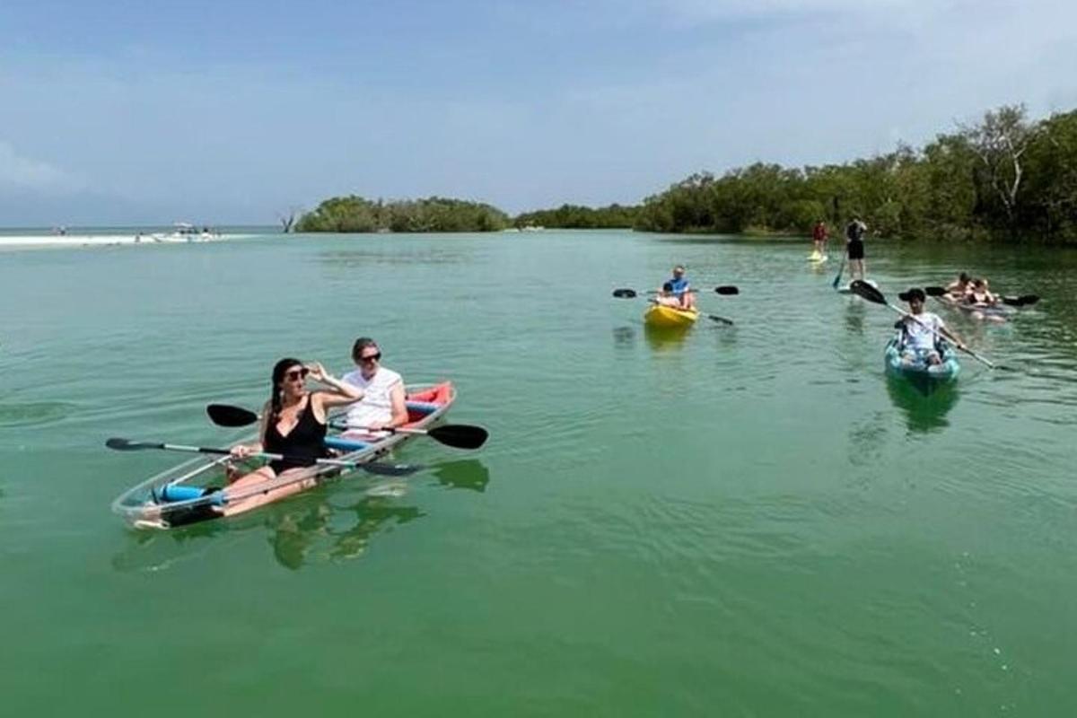 un gruppo di persone che fa kayak su un lago