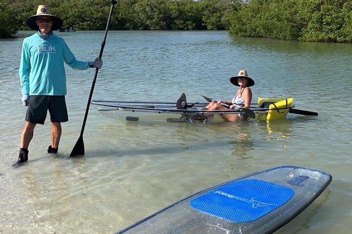 un uomo e una donna in acqua con una pagaia