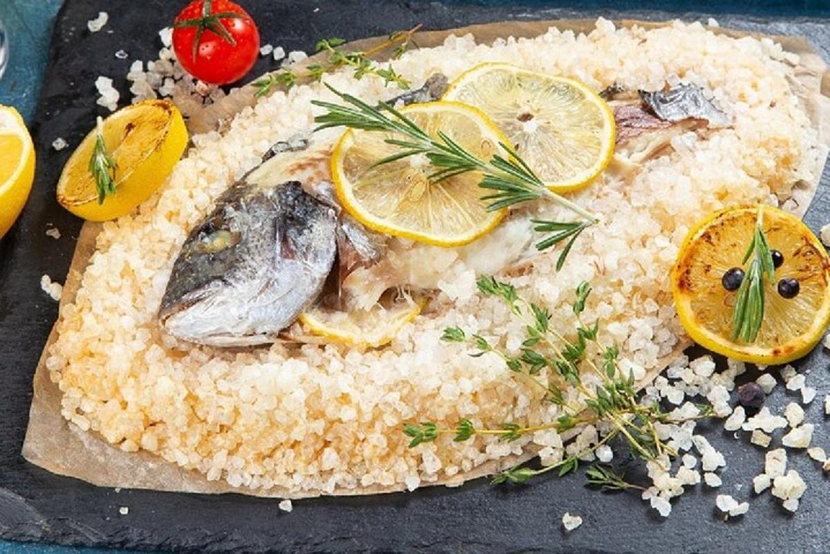 talíř ryby s rýží a plátky citronu