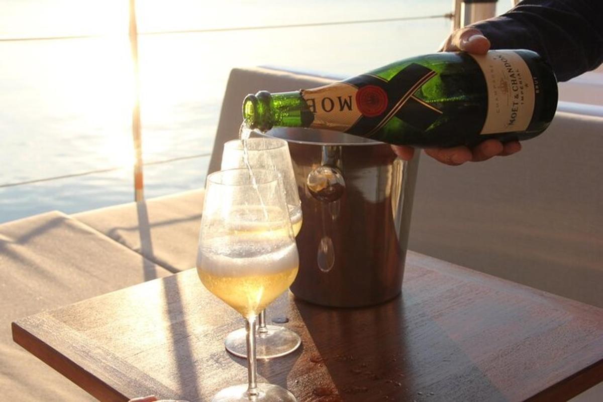 una persona vertiendo una botella de vino en un vaso