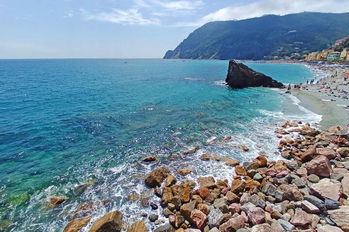 pláž s hromadou skal a oceánem